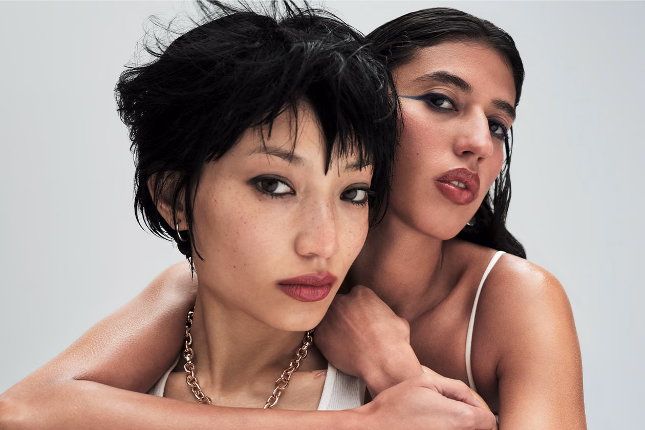 Två modeller i en modern beauty-kampanj